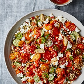 Mediterrane quinoa salade met tomaatjes, feta en thousand island dressing (traiteurs)